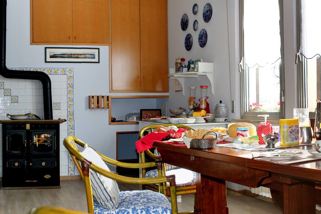 Cucina per colazione doolce, salato, succhi di frutta, yogurt, frutta, ecc...