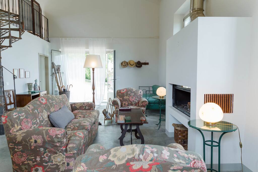 sitting room with fireplace