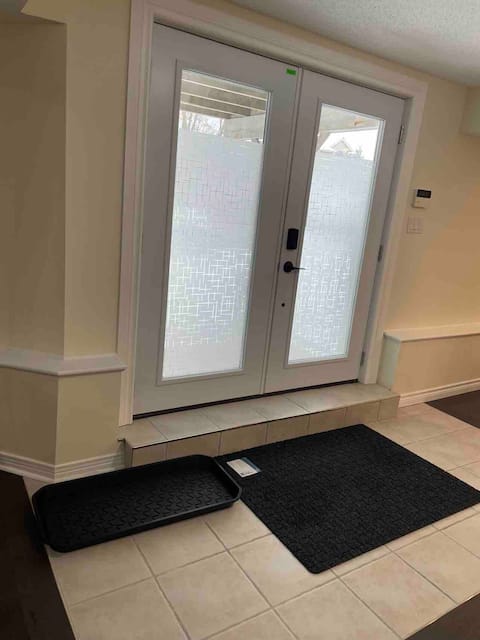 Top Airbnb: Quiet & Sunlit Basement Suite in Kanata
