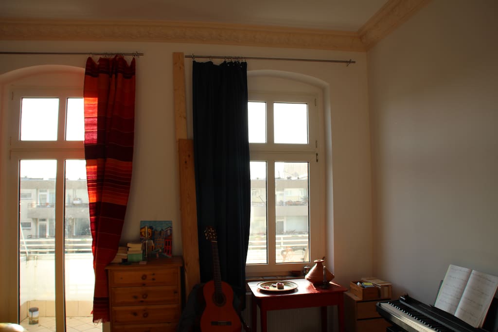 Fassadenseite. Schrank, Gitarre und Klavier für Gäste
