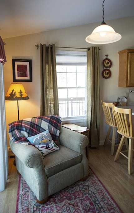 Cozy reading nook with mountain views (upstairs)