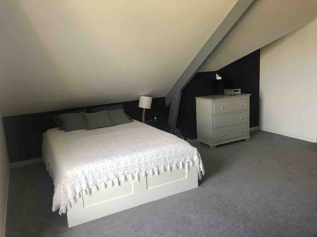 Сива соба 35м2, 1 кат 
Брачен кревет (широк 140 см), можен е чадор 