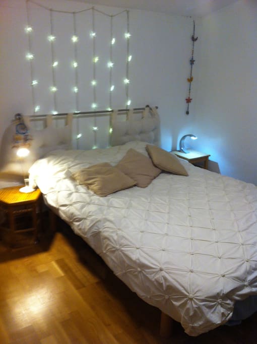 lit dans la chambre à l'étage