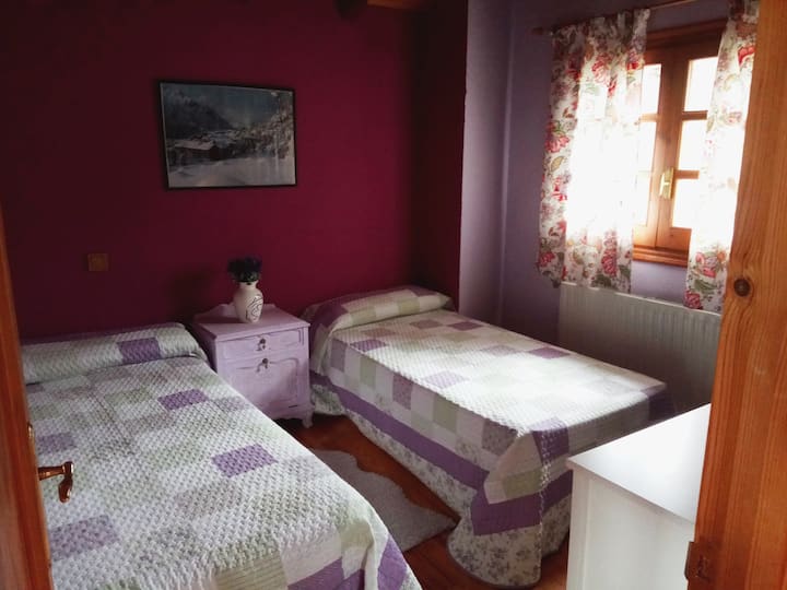 غرفة نوم بسريرين توأمين. الطابق الثاني