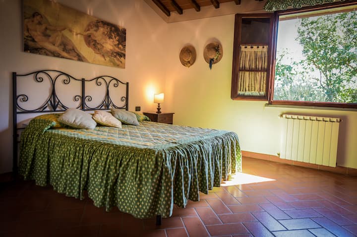 2 მთავარი საძინებელი დიდი საწოლით. Ყველა ოთახში ვსუნთქავთ ჩიანტის გორაკებისა და მისი ვენახების ხელუხლებელ ჰაერს