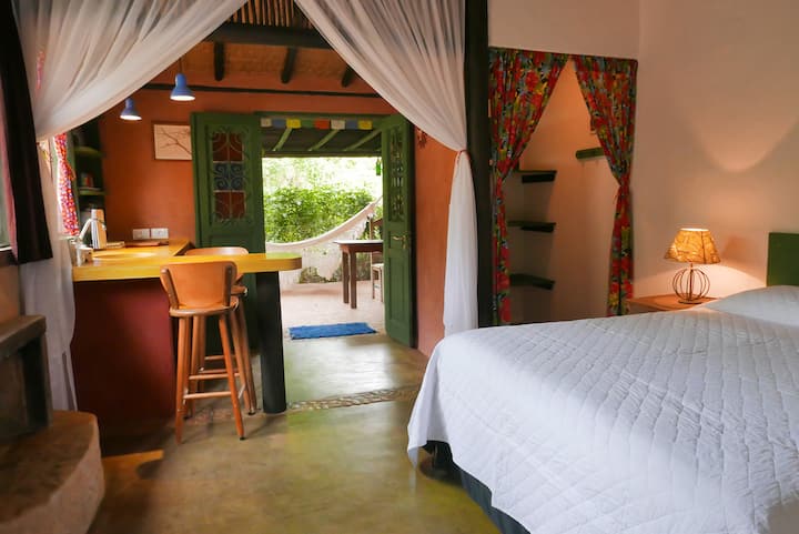 Casa de Hóspedes, com varanda, Cama Queen size, lareira, ar condicionado, cozinha americana, balcão, frigobar, maleiro