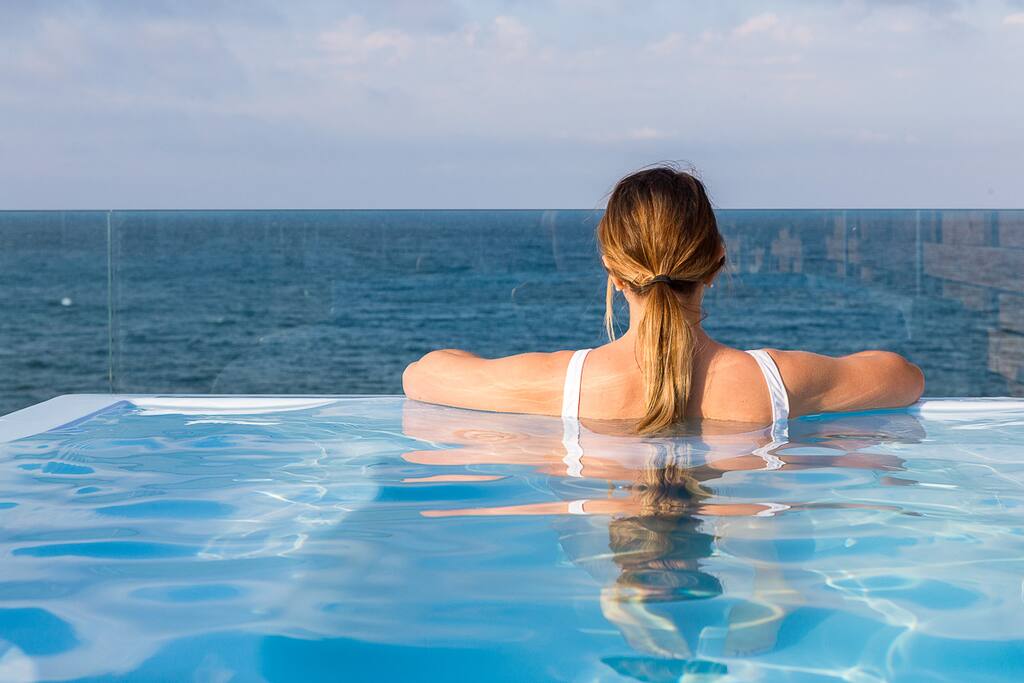 Roof terrace/Spa tub