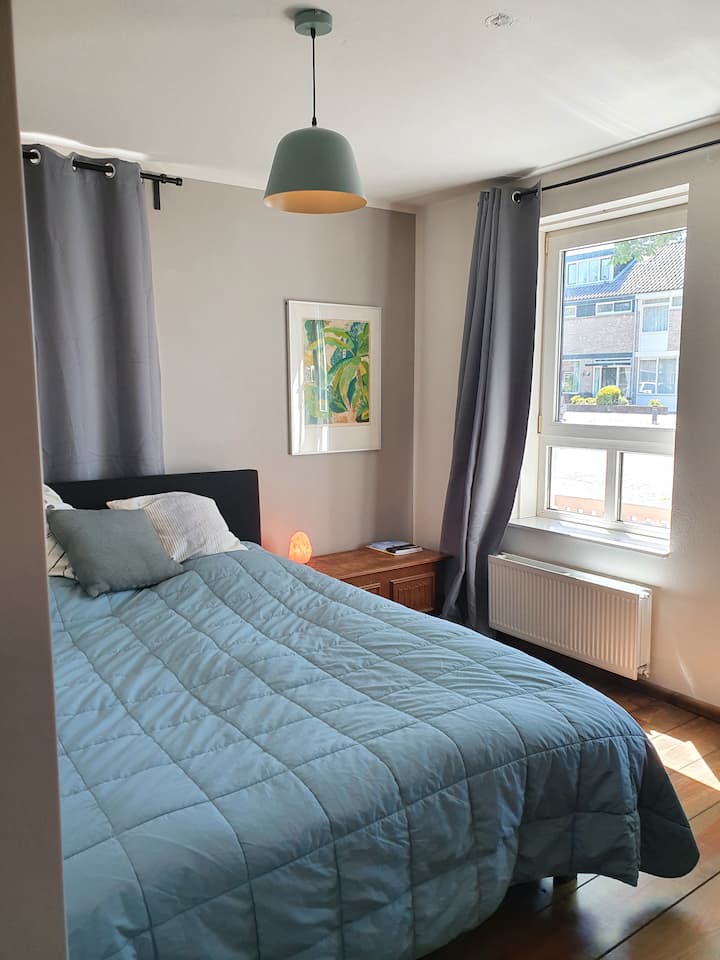Huvudsovrummet/större sovrummet. Säng (boxspring) är 1,60 m x 2 m