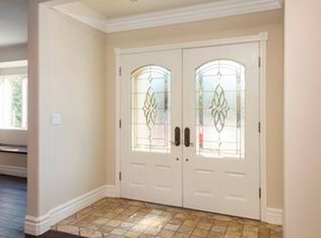 Spacious Luxury Home in Sherman Oaks gallery image 2