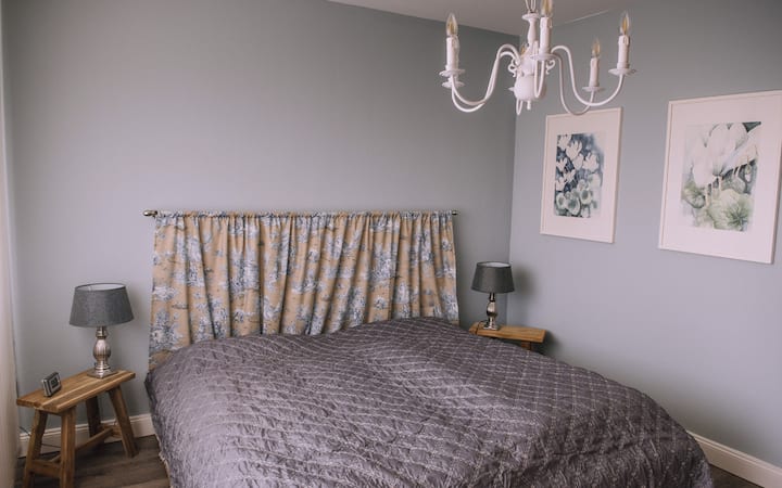 Საძინებელი დიდი ზომის საწოლით 200/200