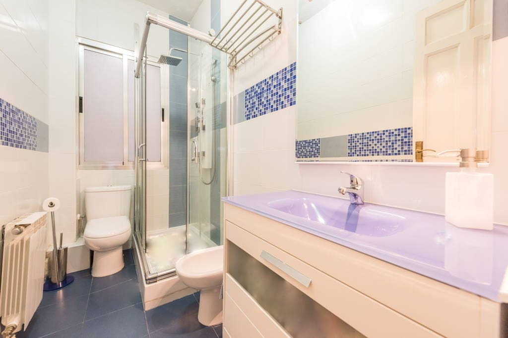 Full bath with glass-enclosed shower. Set of towels per person, shower gel, shampoo, hair dryer, toilet paper... Don´t worry about the hot water, never ends, natural gas boiler.