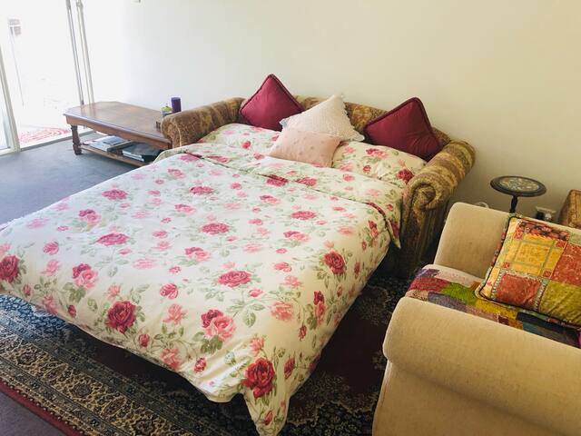 Almost private room-Chapel Street, St Kilda!