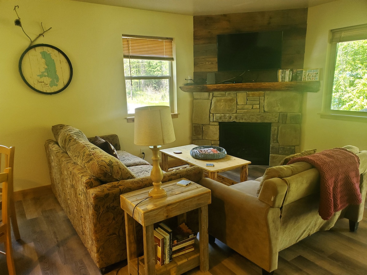 Privlačan (propan) kamin i udoban namještaj, uključujući kauč na razvlačenje. 