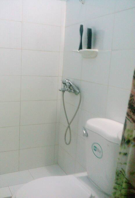 Bad mit Dusche und WC