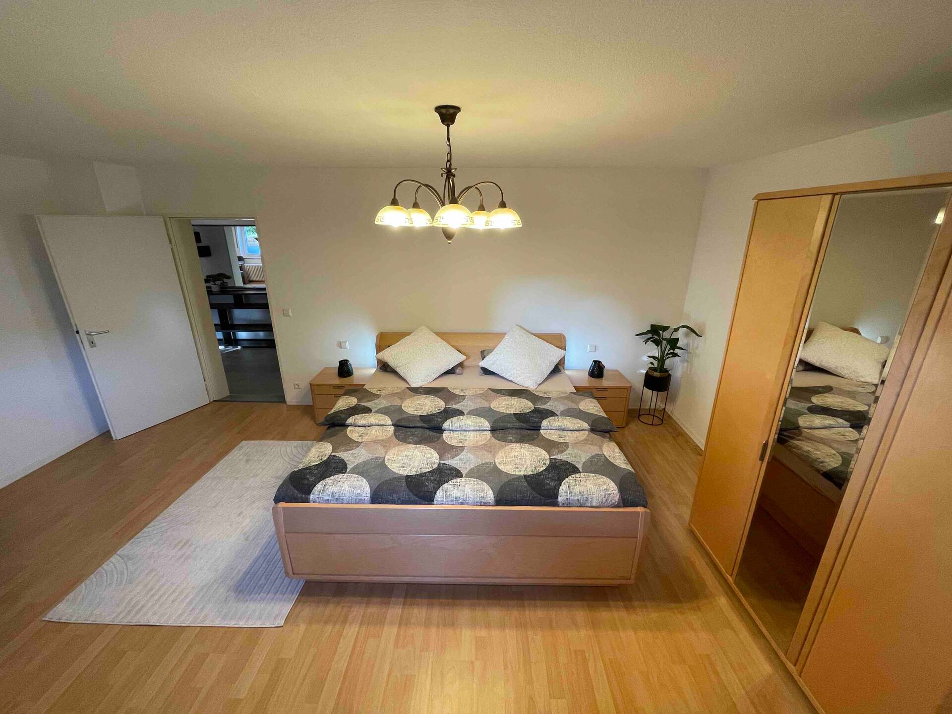 Timeless, beautiful semi-basement 3-room apartment
