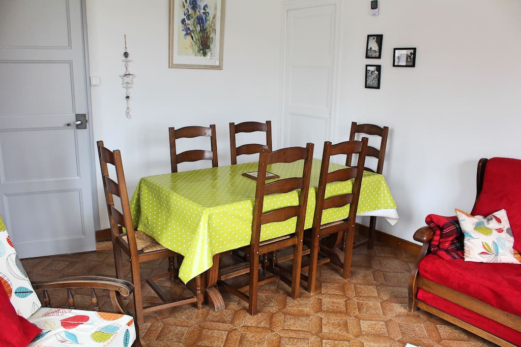 Le coin salle à manger de la pièce à vivre