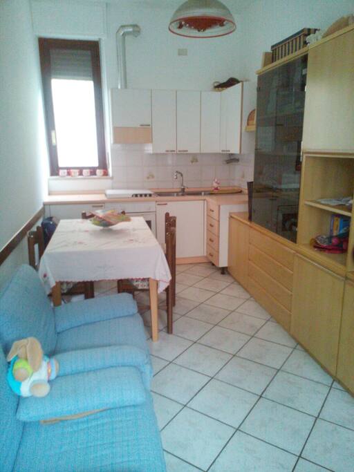Cucina con angolo cottura e mini soggiorno