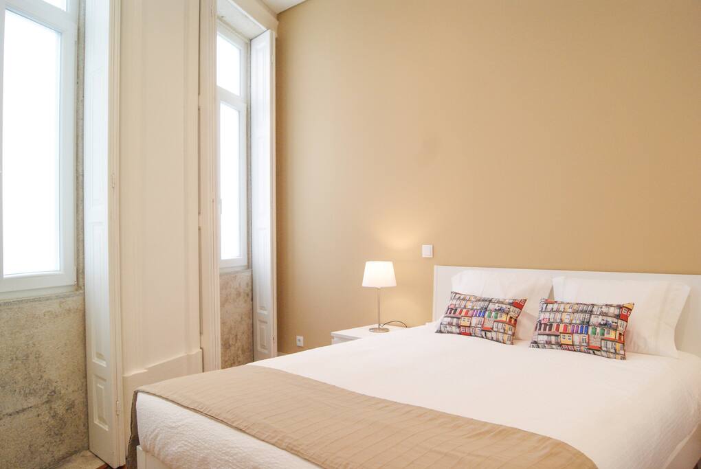At your disposal you have one room with a comfortable double bed and an wardrobe. Bed linens and towels, shampoo/shower gel and hand soap are included.