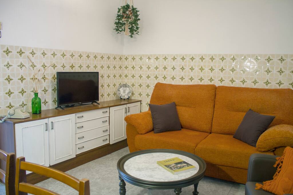 Salón comedor con televisión y sofá cama / Living room with TV and sofa bed / Salon avec télévision et convertible