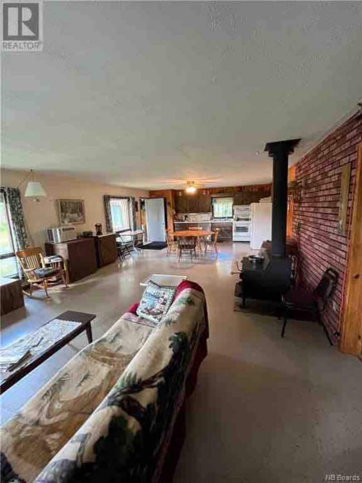 พื้นที่ใช้สอยรวมกว่า 1100 ตารางฟุตพร้อมห้องครัวขนาดใหญ่/พื้นที่ห้องนั่งเล่น