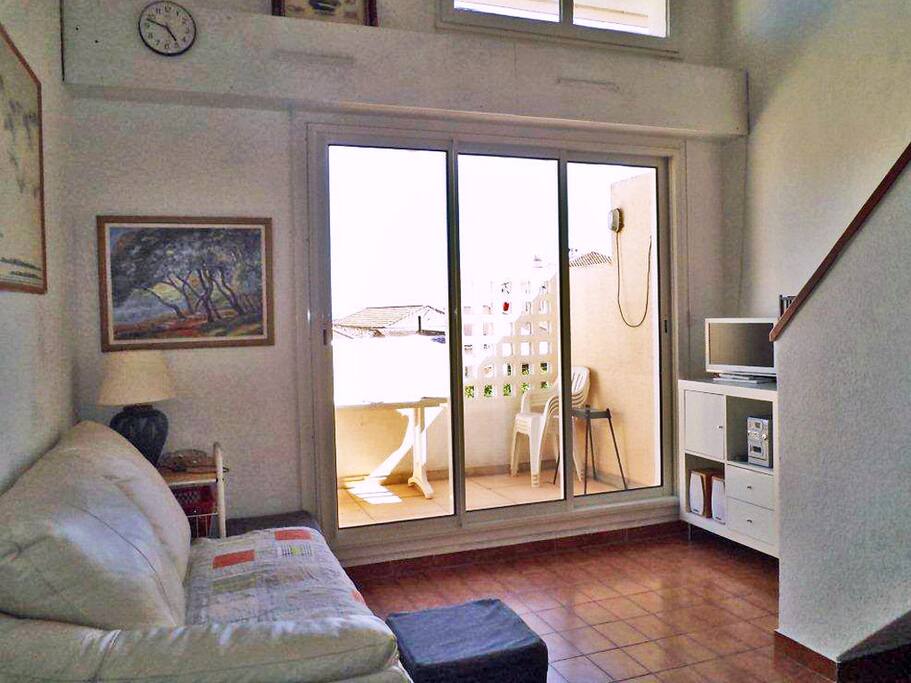 Espace intérieur avec sortie sur la terrasse