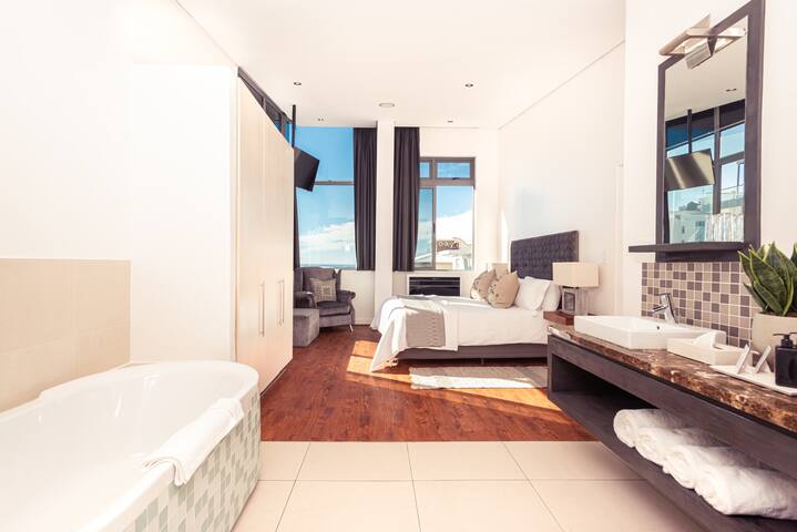 Gorgeous 2-Bedroom Sea Facing Suite gallery image 4