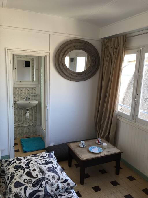 Table basse avec coussin pour petit déjeuner - Jeux ou juste coin détente.