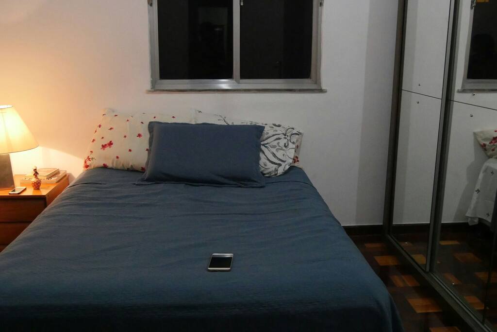 Quarto com cama de casal