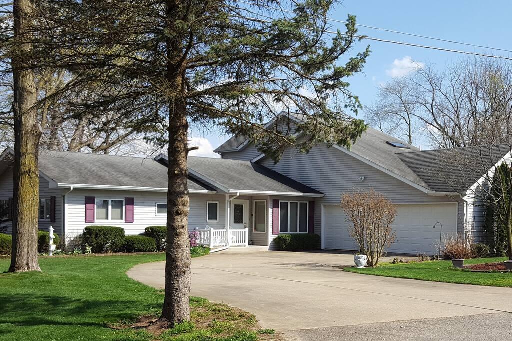 Large driveway, plenty of parking space.
