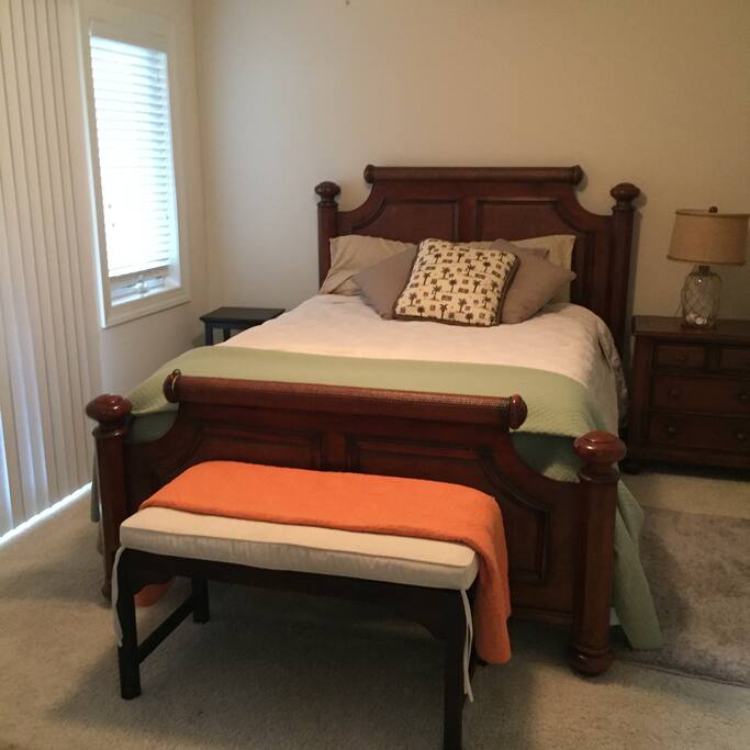 bedroom 1 queen bed