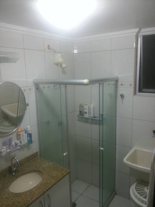 Tanque no banheiro para lavar algumas peças de roupa.