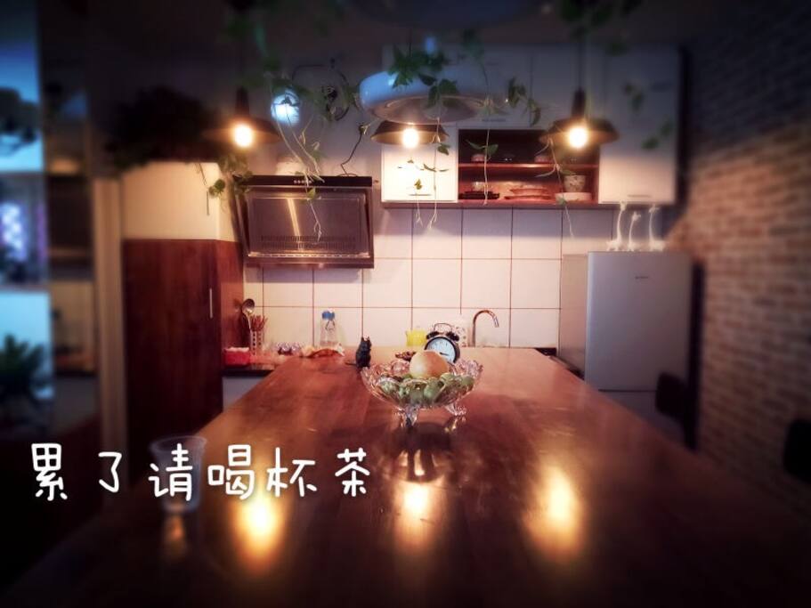 宽宽的吧台,可用来早餐,咖啡,茶。更可用来邂逅吧…