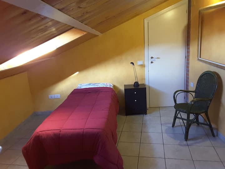 CHUMBA CHA KULALA NA KITANDA CHA MTU MMOJA 1