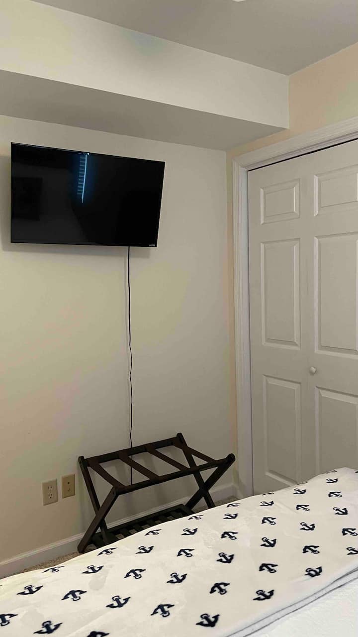 楼下卧室有电视和宽敞的衣橱。