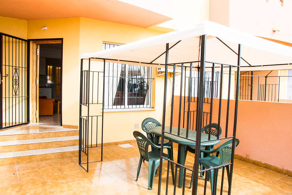 Zona exterior con cenador.