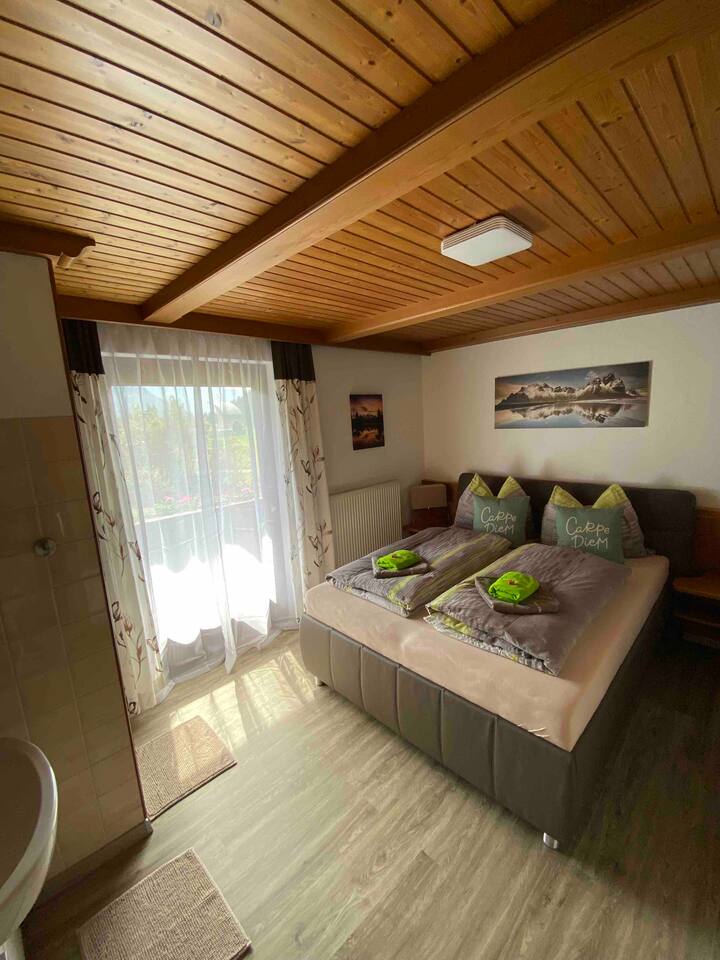 Schlafzimmer 1