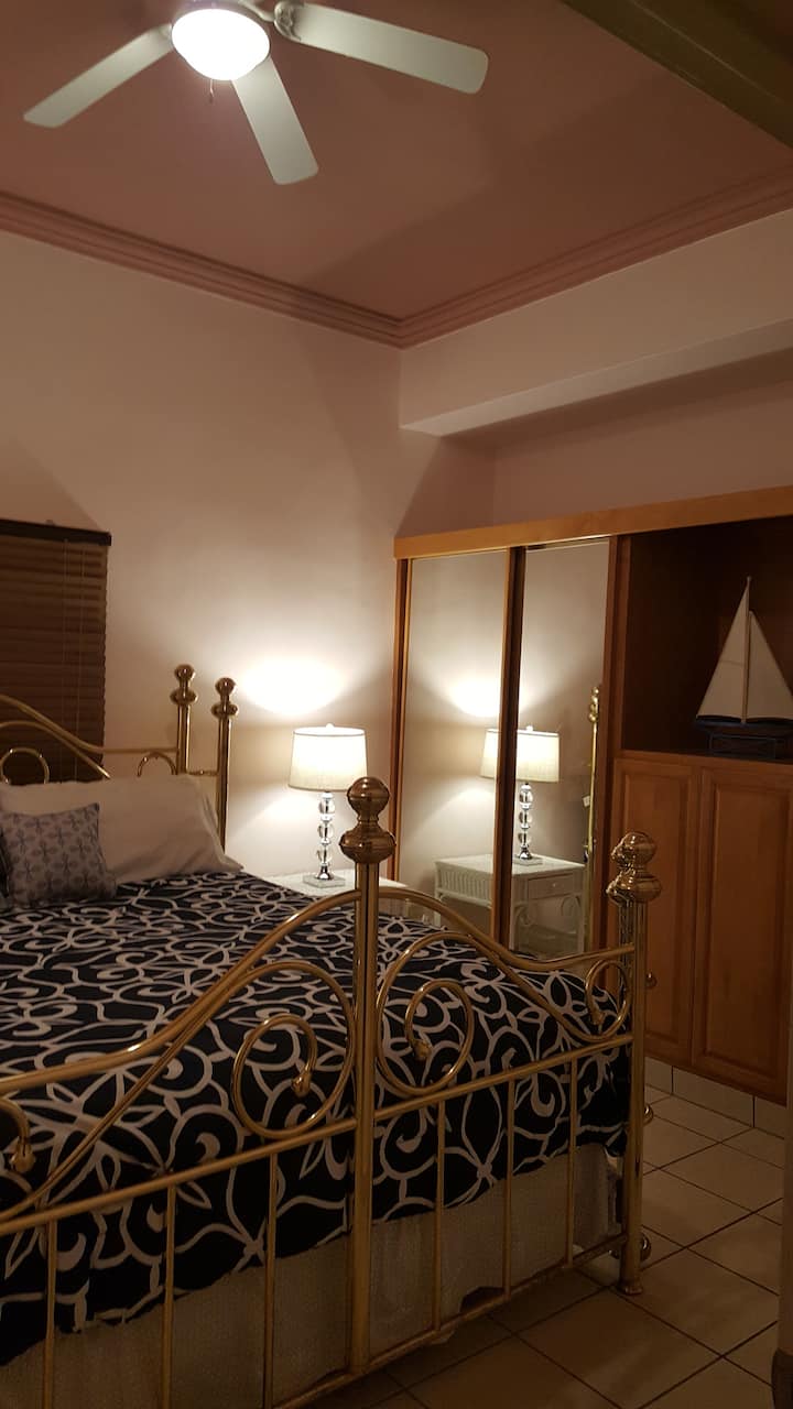 ด้านล่าง: ห้องนอนหลัก 