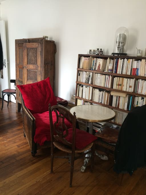 Bibliothèque à disposition, table de bar, style artiste