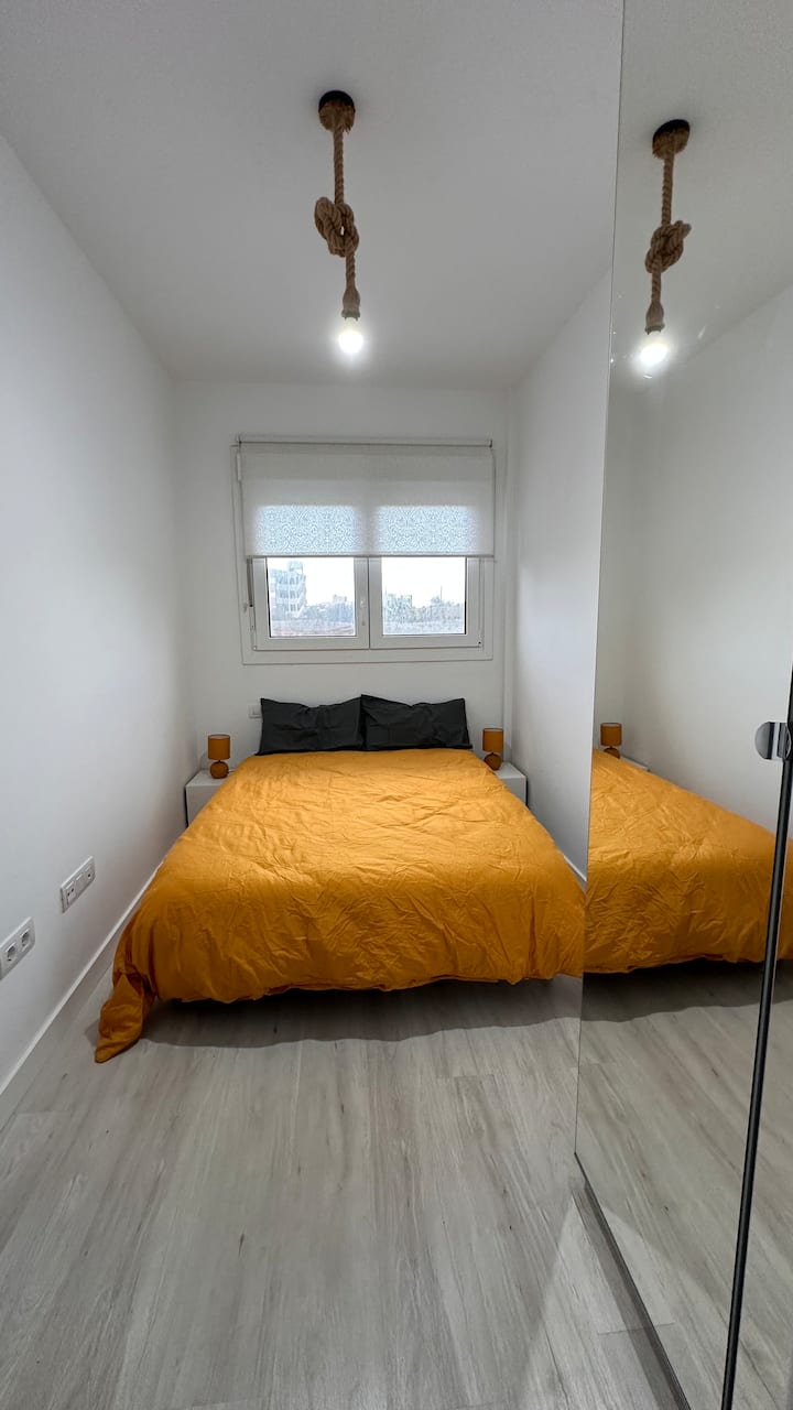 Segundo quarto com cama de casal.