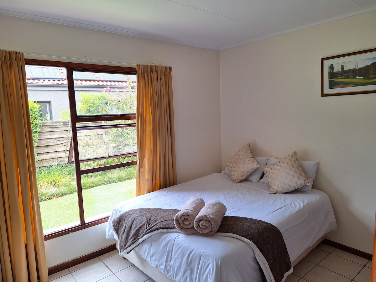 Chumba cha 2 cha kulala - Kitanda cha ukubwa wa malkia na kitanda cha ghorofa, taulo nne za bafu, bafu lenye bafu na bafu la pamoja na chumba kingine kinachofanana kwenye njia hiyo.