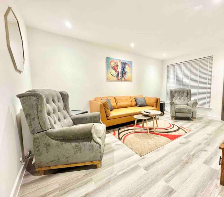 Swindon Large Home Wt 3 Bedrooms Private Parking - 斯文敦
