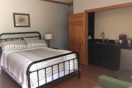 Quiet country retreat on small horse farm