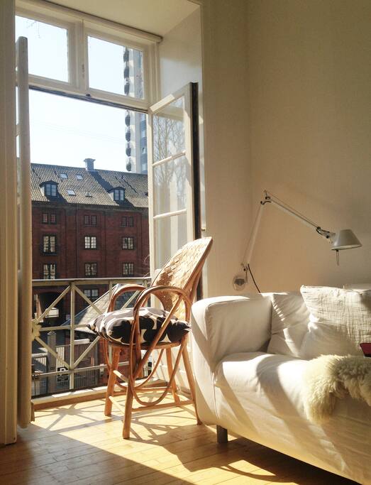 Morning coffee in the sun – just next to the tower of Carlsberg Brewery