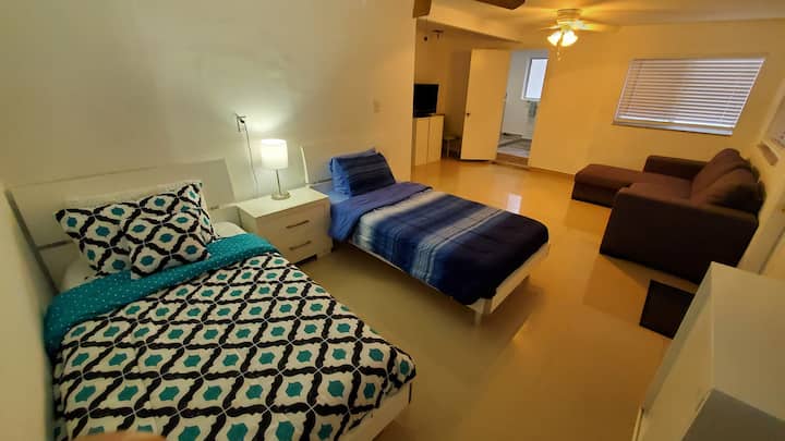 Tercer dormitorio con 2 camas individuales y sofá cama extraíble y baño privado.