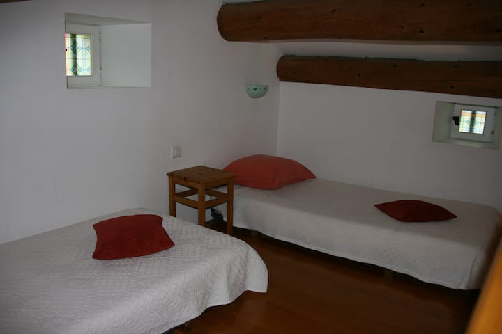 DHOMË GJUMI MEZZANINE 3