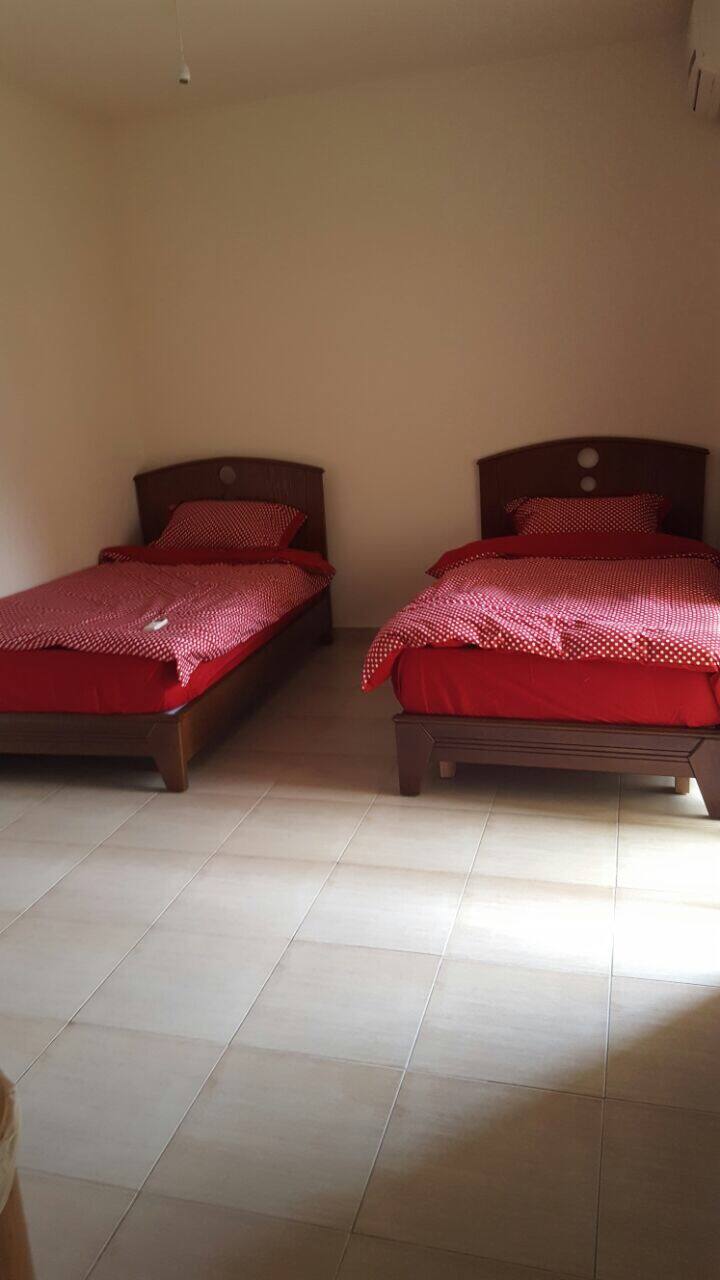 Chambre 1 avec 2 lits et balcon / room number 1 with 2 beds and one balcony