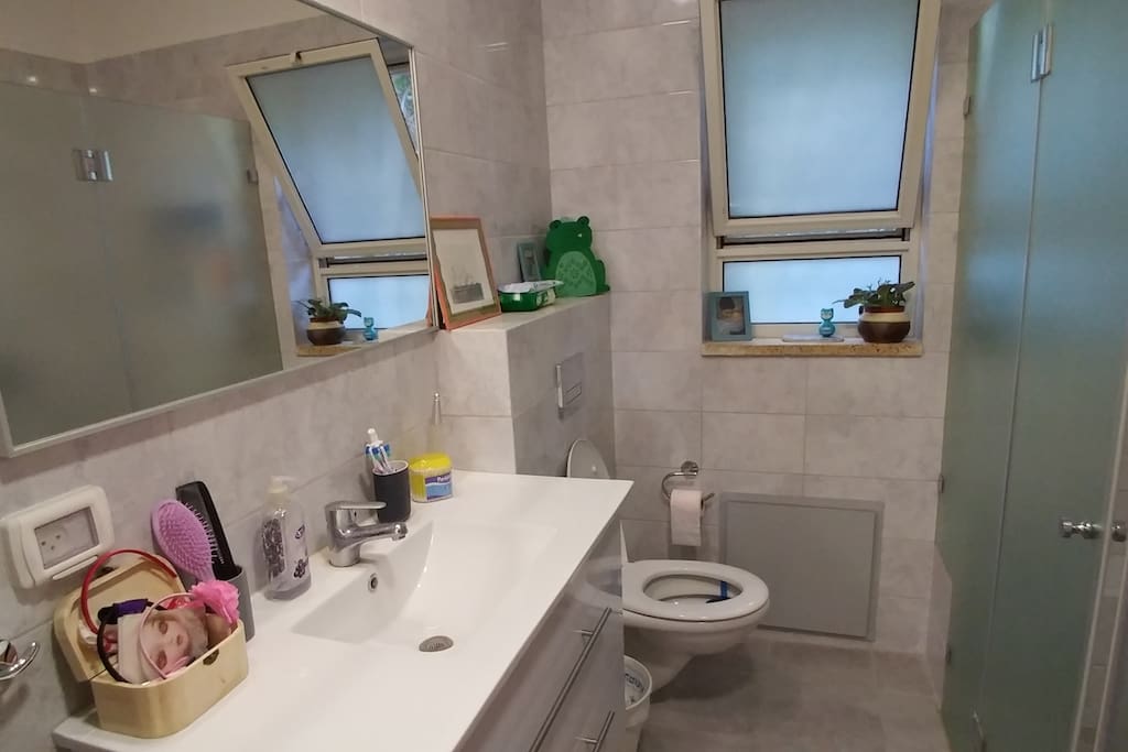 bathroom and shower, always so fresh and so clean. complimentary shampoo/conditioner, soap and toothpaste!!