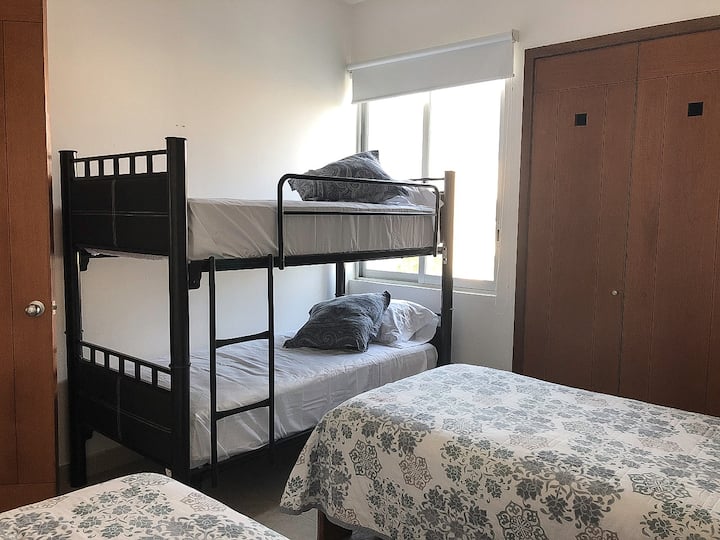 Втора спална соба: два единечни кревета и кревет на спрат со два единечни кревета