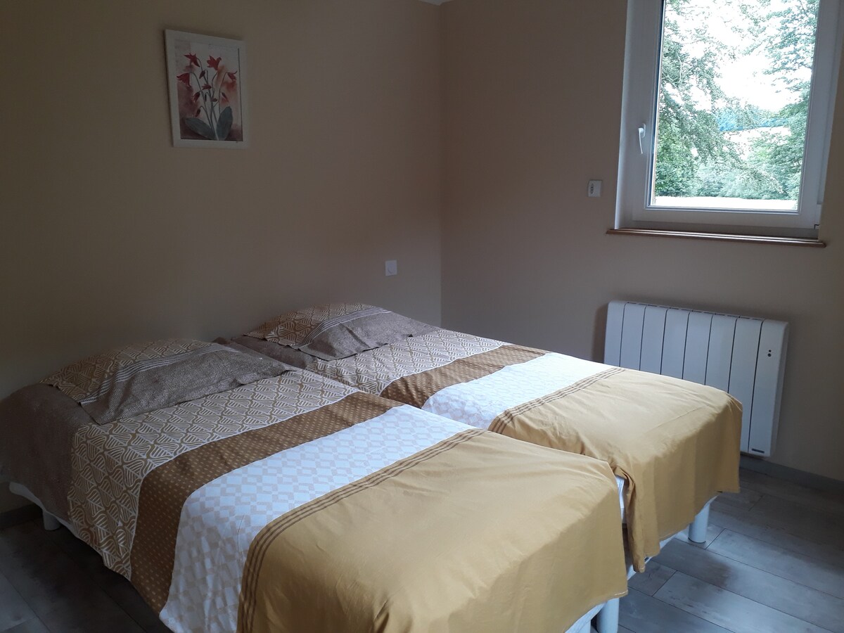 חדר שינה 2 עם 2 מיטות 80*200 (זוגיות או נפרדות)