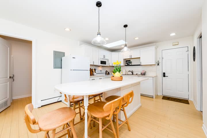 Anchor on Arbor:Lakeside Condo w/Pool+Beach Access